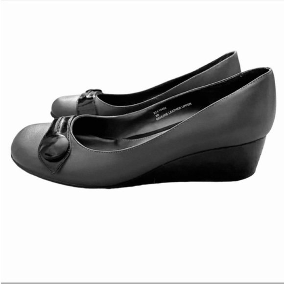 Town Shoes Genuine Leather Wedges-Grey/Black
Heel- Size 9 - Picture 3 of 8